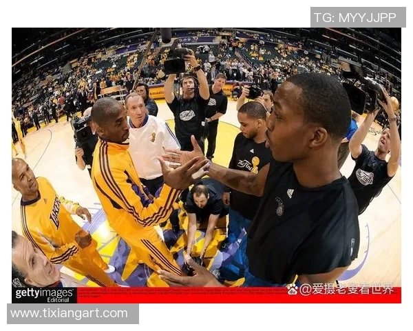 休斯顿火箭与费城76人激战正酣NBA赛季精彩对决引发球迷热议